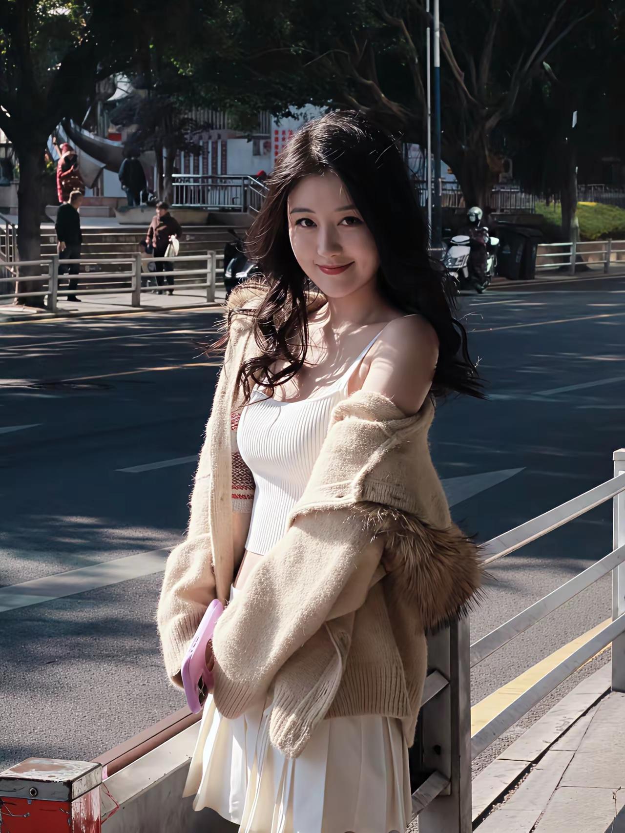 从来没有一把尺子，能量出美的标准答案。
风都记得每朵花的样儿，日子也偏爱那些活得