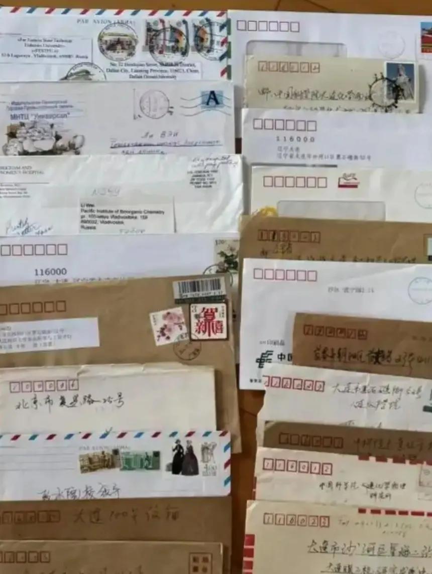 泛黄信笺折着岁月温柔，80年代的情书，没有即时消息的仓促，字字都是慢下来的真心。