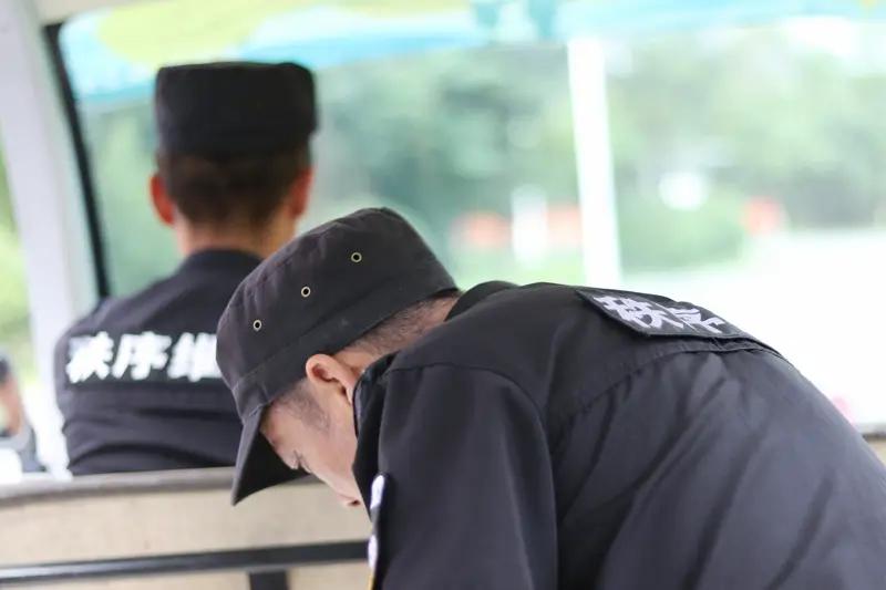 【男保安掌掴女司机事件反转】
         我们网民的是非观是非常明确的，昨