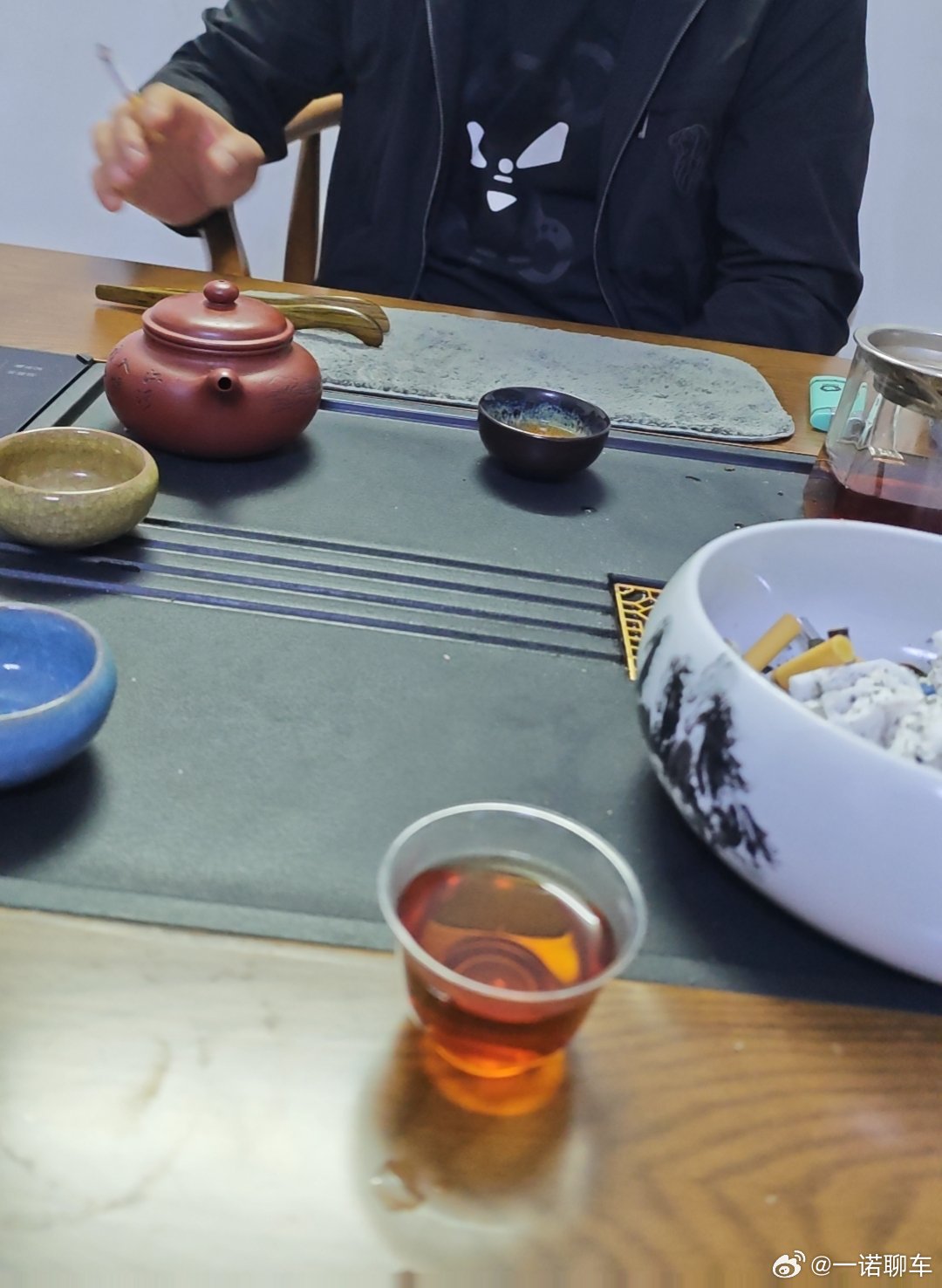 昨天回老家去叔叔家里喝茶 上次说要买进口皇冠的就是这个叔 现在决定换塞纳了 2.