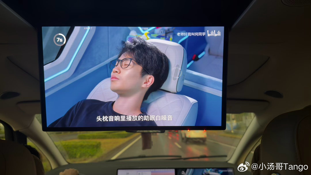 和理想最新的联动产品，用 L8Livis 的零重力座椅和大巴改装的“床车” 