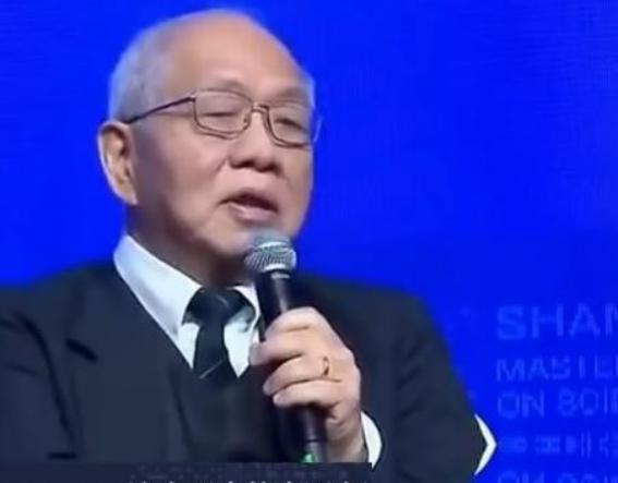 “遮羞布被扯掉了！”美籍华裔数学家丘成桐曾表示：中国的数学水平比美国落后了80多