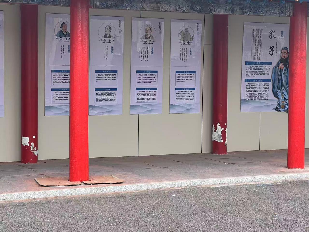 学校长廊下面有10根红柱子，经过一个夏天的风吹、日晒、雨淋，漆面斑驳脱落，有些不