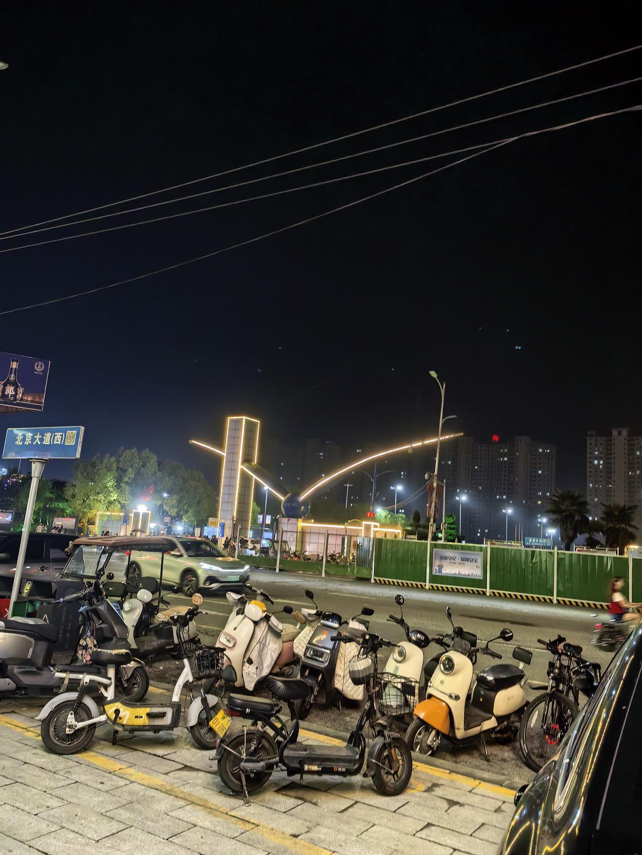 健身出来随手拍，体育广场夜景也是很美的