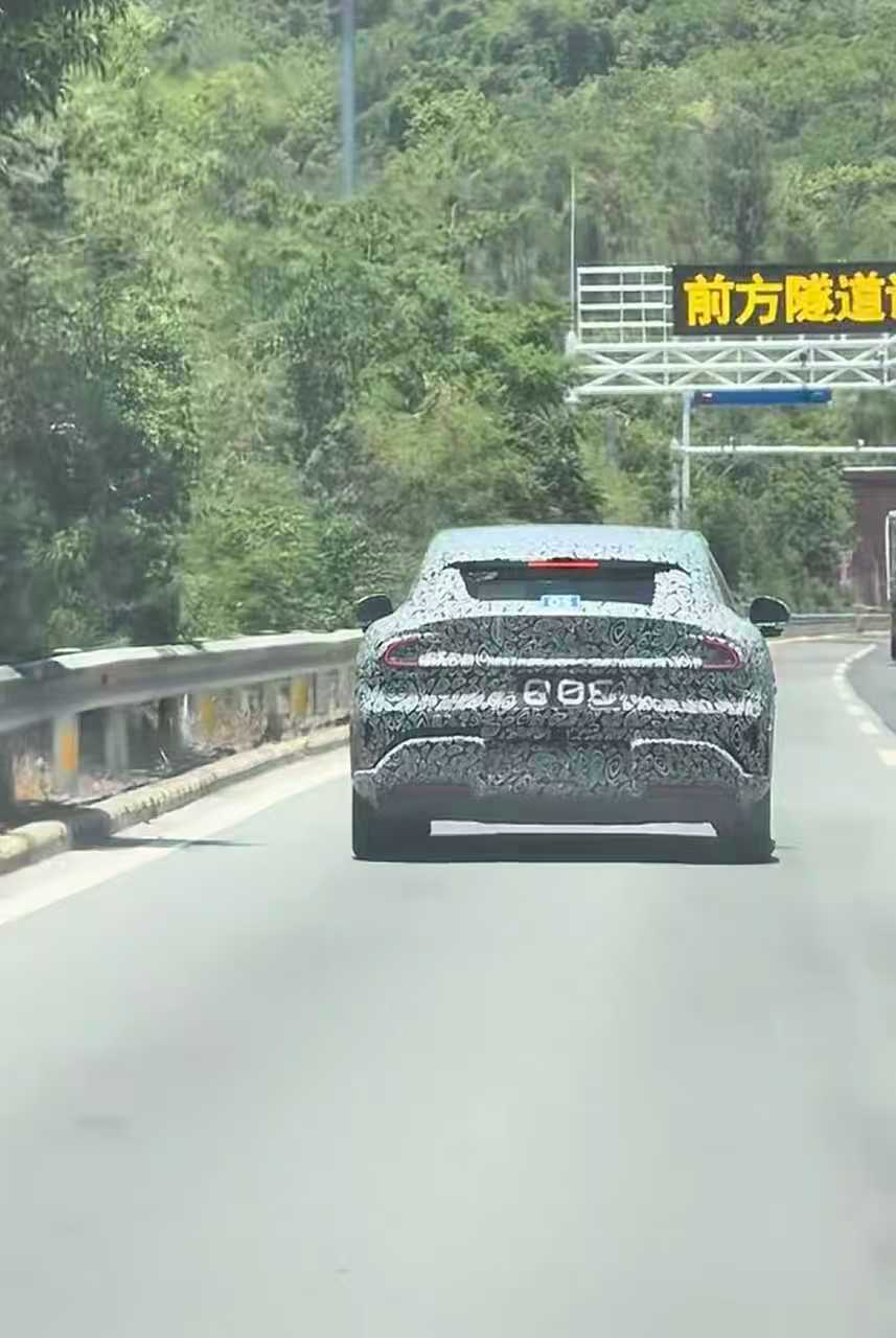 以前在路上看到都会惊呼“哇，小米路试车！”现在看到了得犹豫两秒。。 