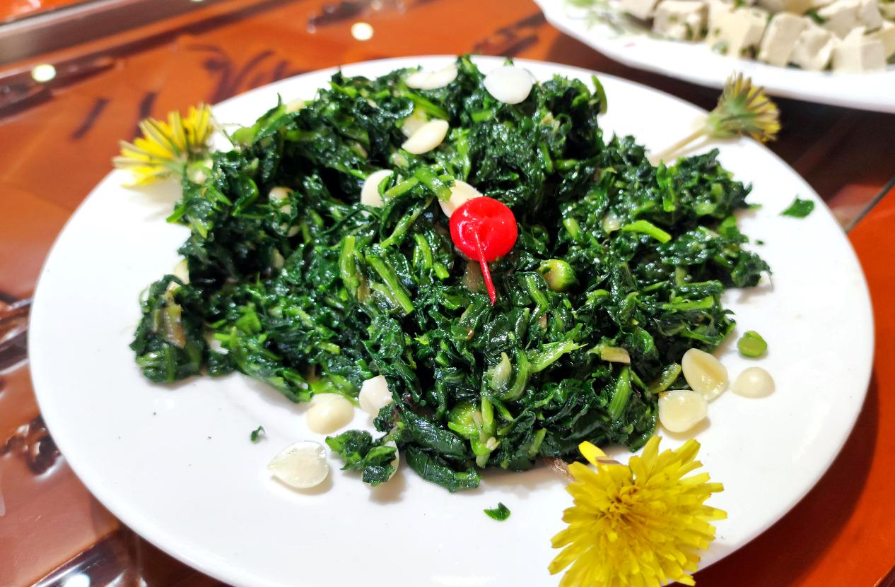 这道菜叫拌蒲公英
目前，晋中有些菜市场有售，自己采的话，去太谷小白我家乡路边即有