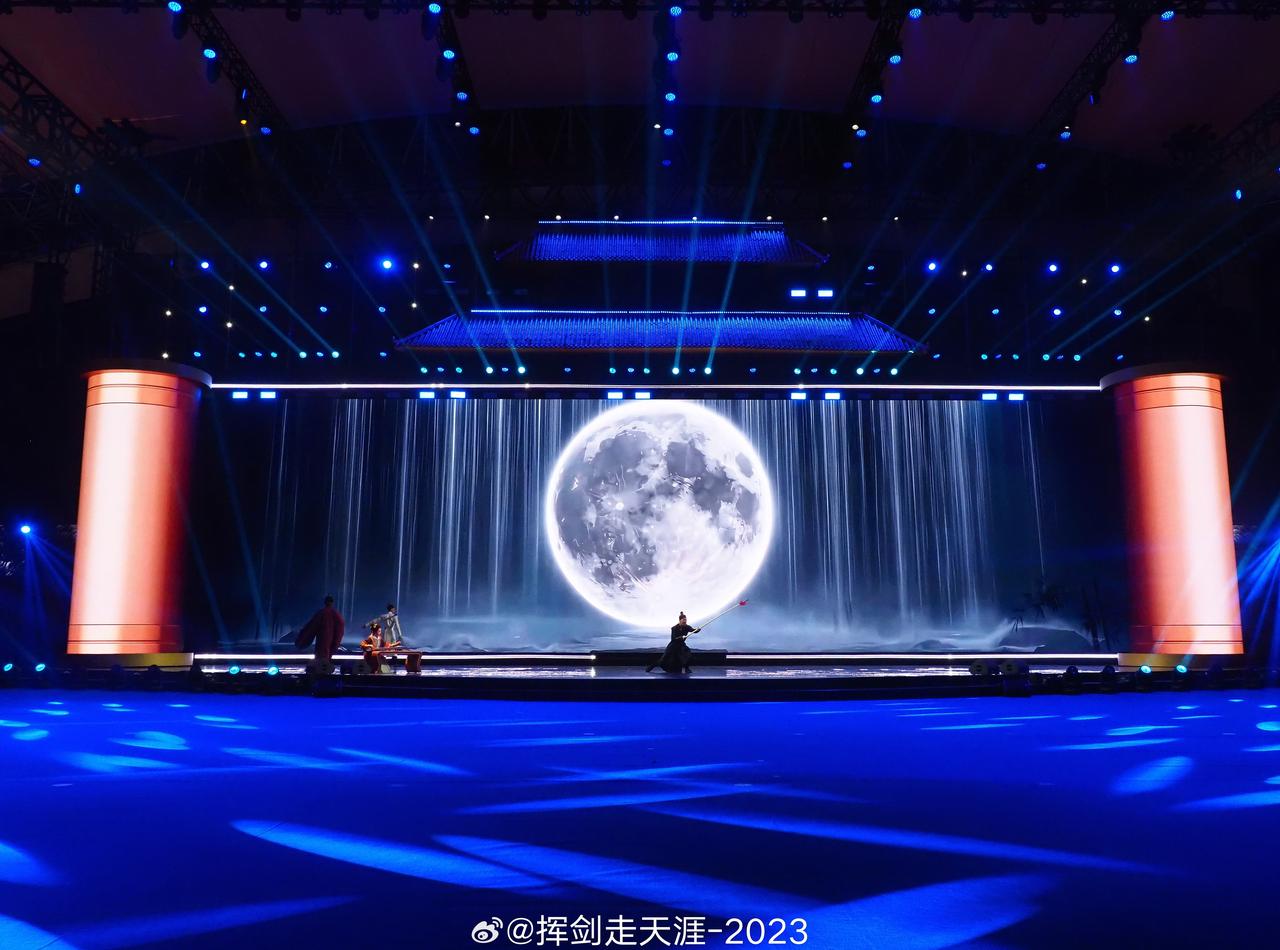 琴弦的震颤与舞者的腾挪形成时空对话，暗喻中式八球“以柔克刚、以静制动”的竞技哲学