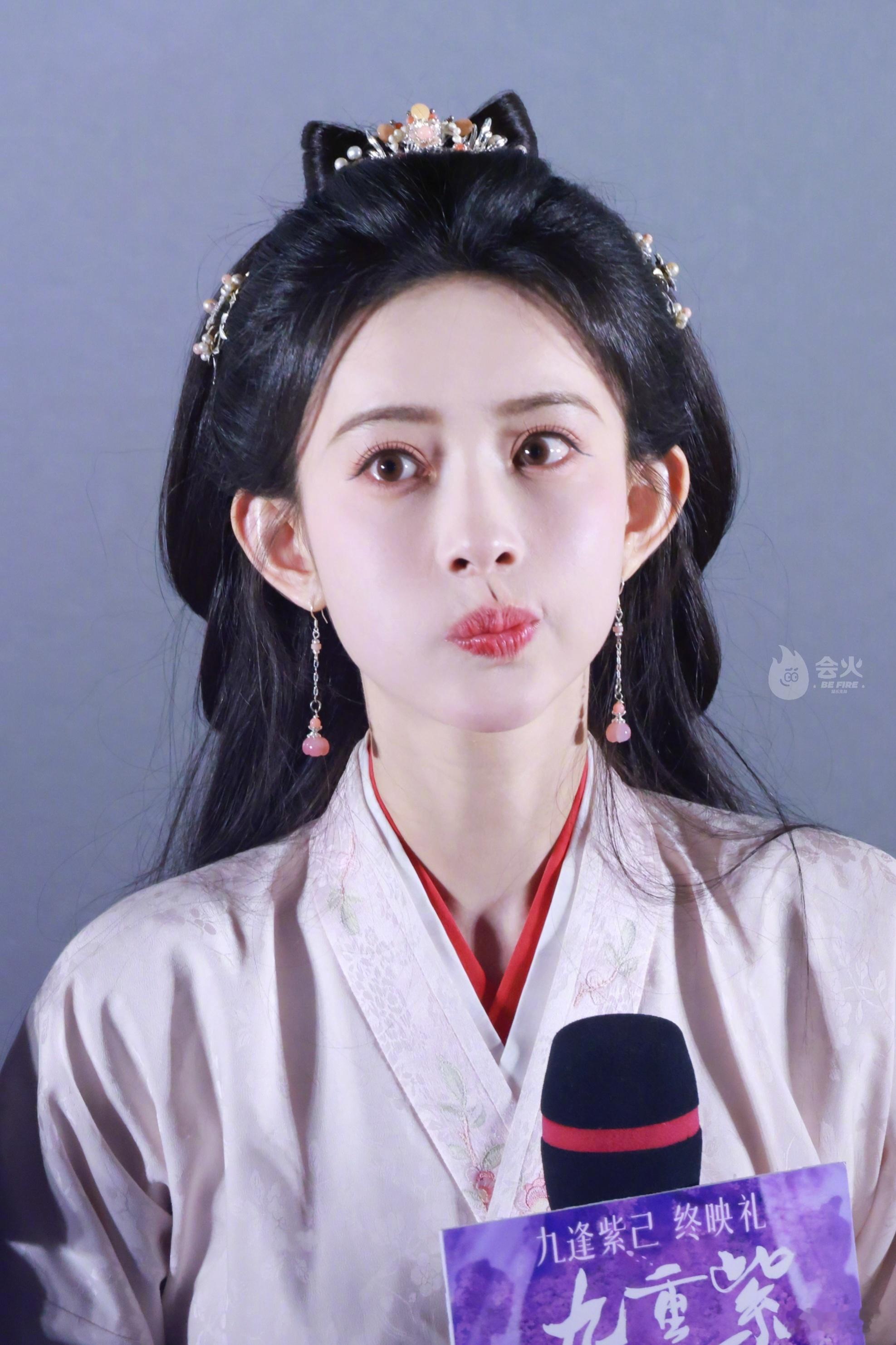 是歪嘴小猫捏[好爱哦] 
