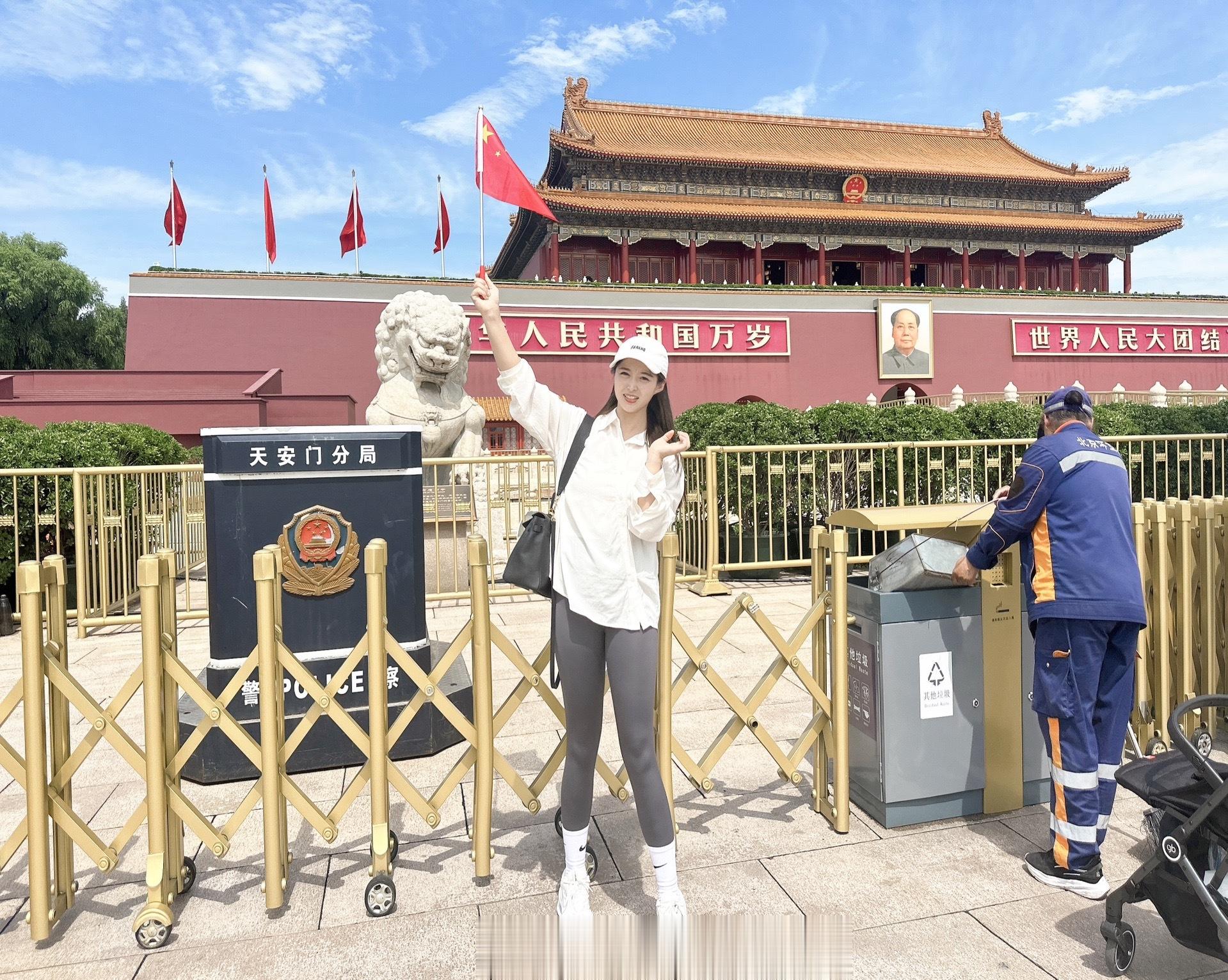 任何文案，都不及看老人家一眼的震撼。 目光所致，皆为华夏。五星闪耀，皆为信仰。[