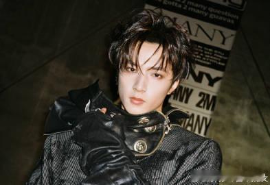 刘耀文45度站姿升级了 刚才特意把图甩给我那不追星的闺蜜看，她凑过来第一句就喊“