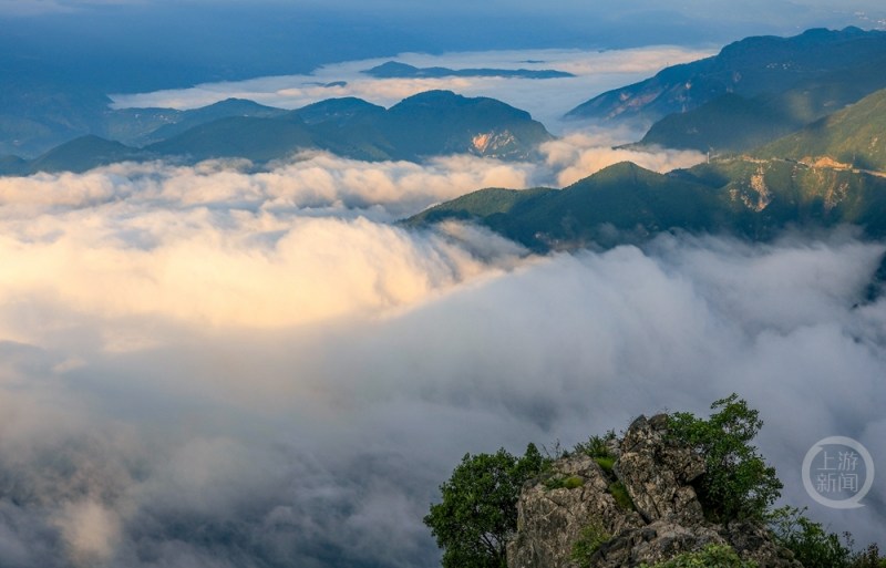 巫峡雨后 云涌千山
