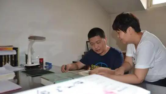 1998年，河北1男子，婚后不想工作，请求妻子供他读硕博。没想到，妻子竟点头答应