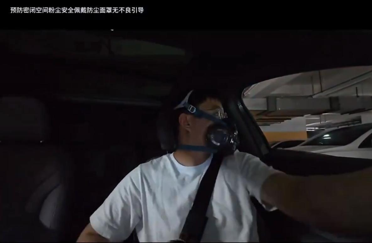 一开始没看懂这哥们为啥戴着防毒面具开车，还以为在拍《信条》，结果一看标题，原来是