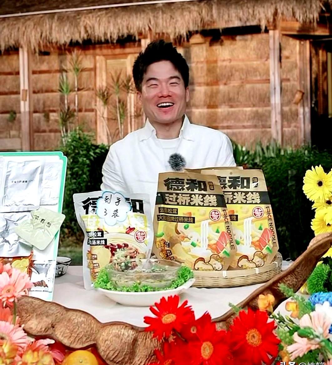 宇辉这家伙又在直播间嘚瑟他的大豆荚了，昨天赢了场比赛，奖牌恨不得摆在镜头正中央，