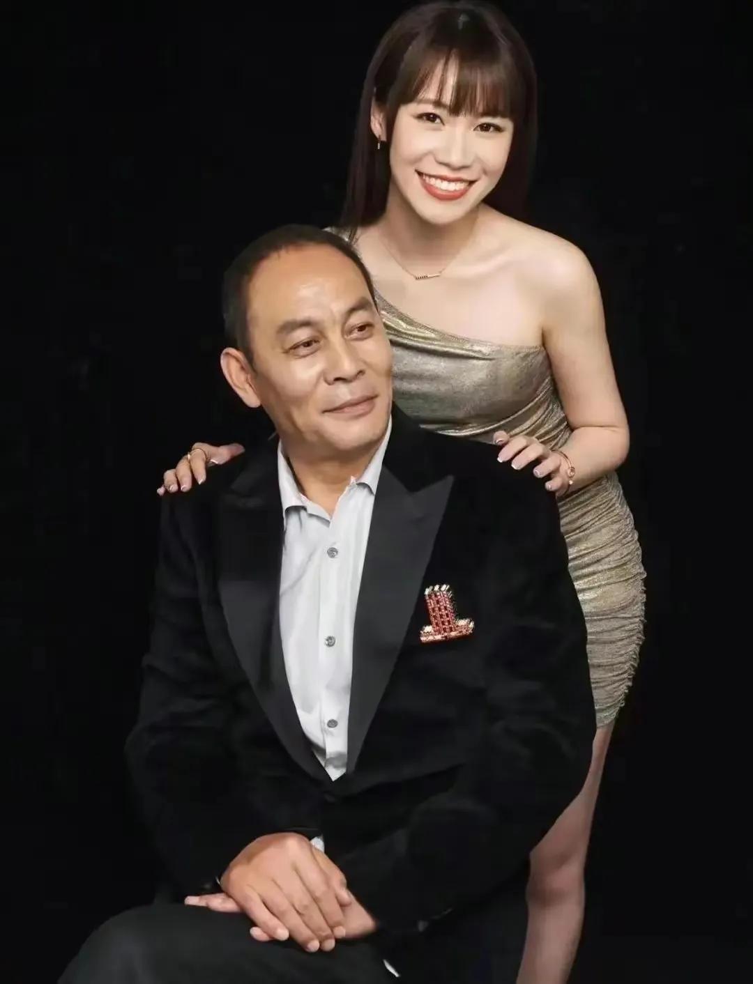 说实话这父女俩长的一点儿都不像，是亲生的不？