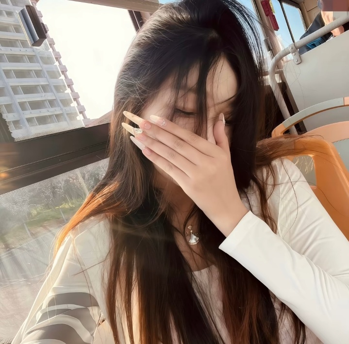 “我想很多稍有姿色，但家境并不富裕的女孩都受到过被年长男性用金钱换取青春的诱惑吧