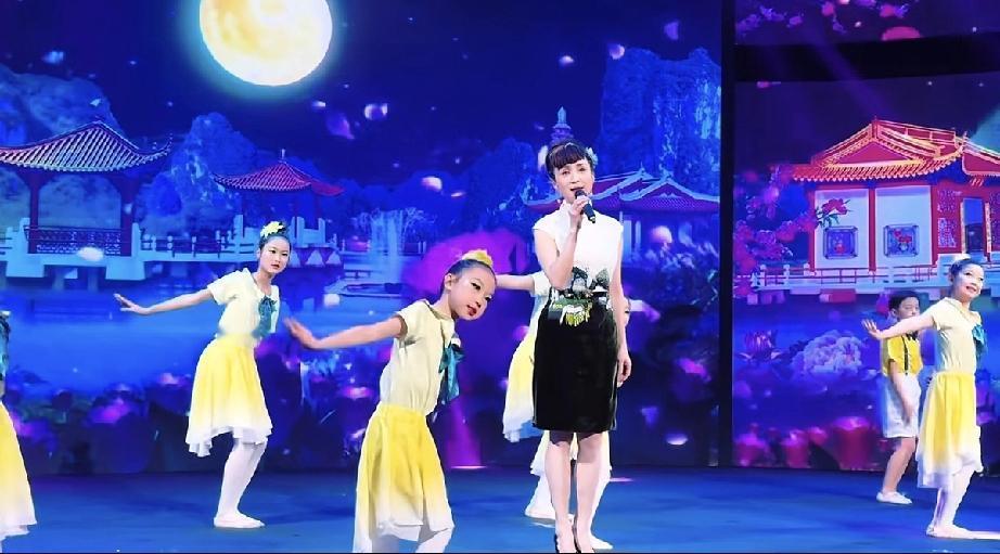 汤灿到香港参加春晚，成大婶了！

近日，汤灿受邀参加中国香港亚洲卫视的春晚表演，