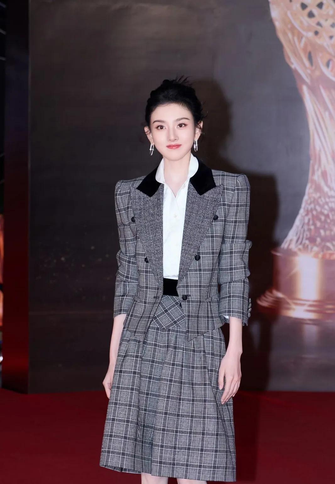 宋祖儿这套格纹套装裙真的太戳我了！✨
黑丝绒撞色领边+经典灰格纹，干练又不失优雅