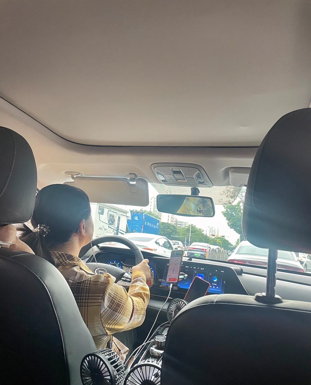 为啥现在网约车比出租车还火？不是跟风，是省心！

不用在路边风吹日晒拦车，也不用