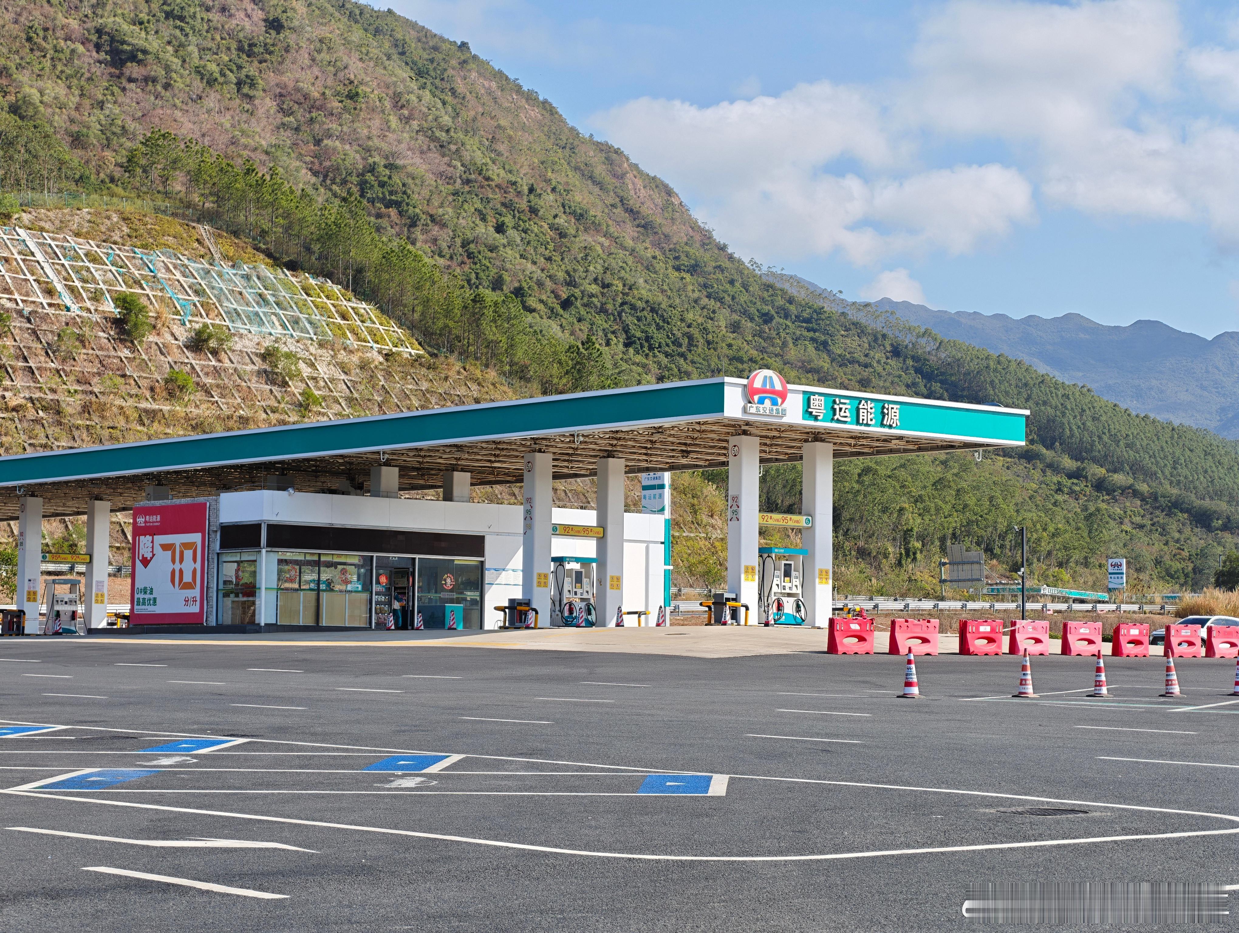 除夕夜，开着铂智3X当天来回汕尾和广州，路上车补能，我补一个五羊香芋甜筒。一路顺