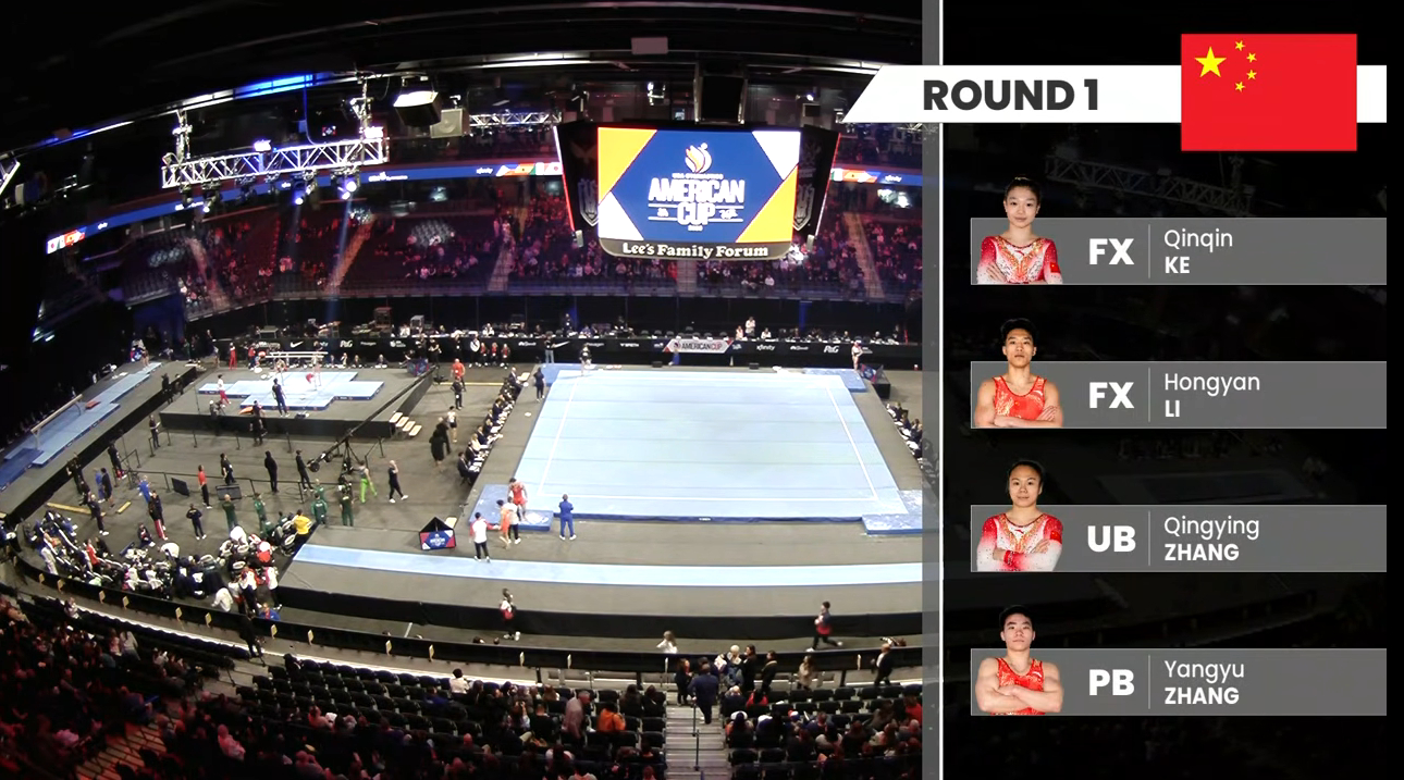 男女同时在自由操场地上热身，看起来还怪奇葩的