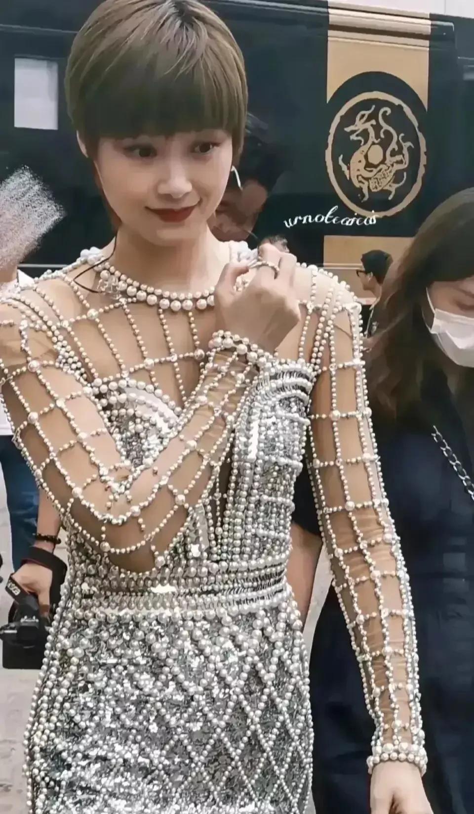 近日，李宇春的照片引发热议！
网友们万万没想到李宇春现在这么有女人味，以前真的是