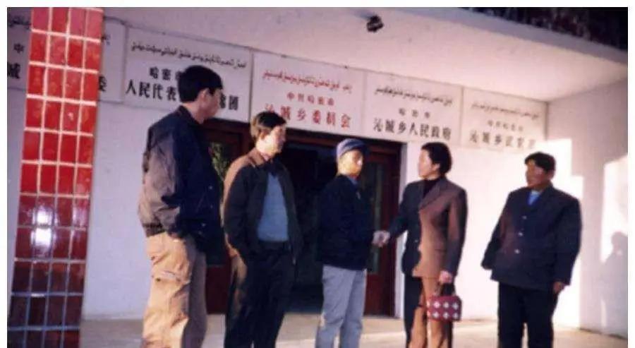 3岁时被狼咬掉半张脸，被父亲遗弃的男子的奇迹人生逆转 。
1947年出生新疆哈密