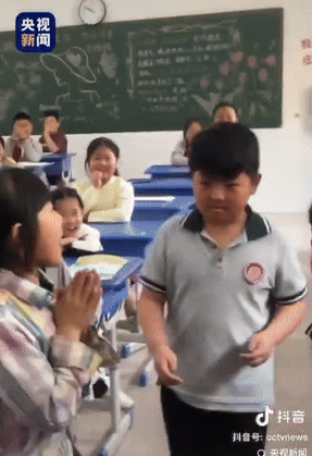 “这名老师火了！”河南洛阳，一老师让全班最内向的男孩，帮大家抽签，只要抽到空白签