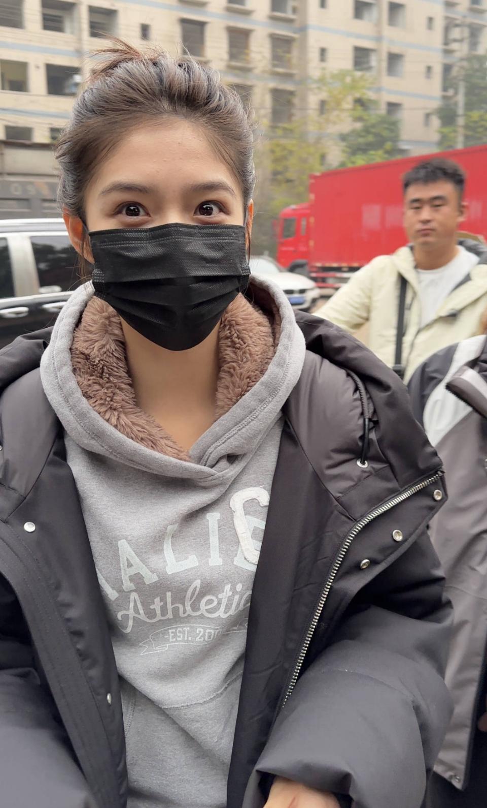 艾米在高考考场婉拒同场考生的签名合影请求，被对方吐槽“咖位小架子大”。

网友纷