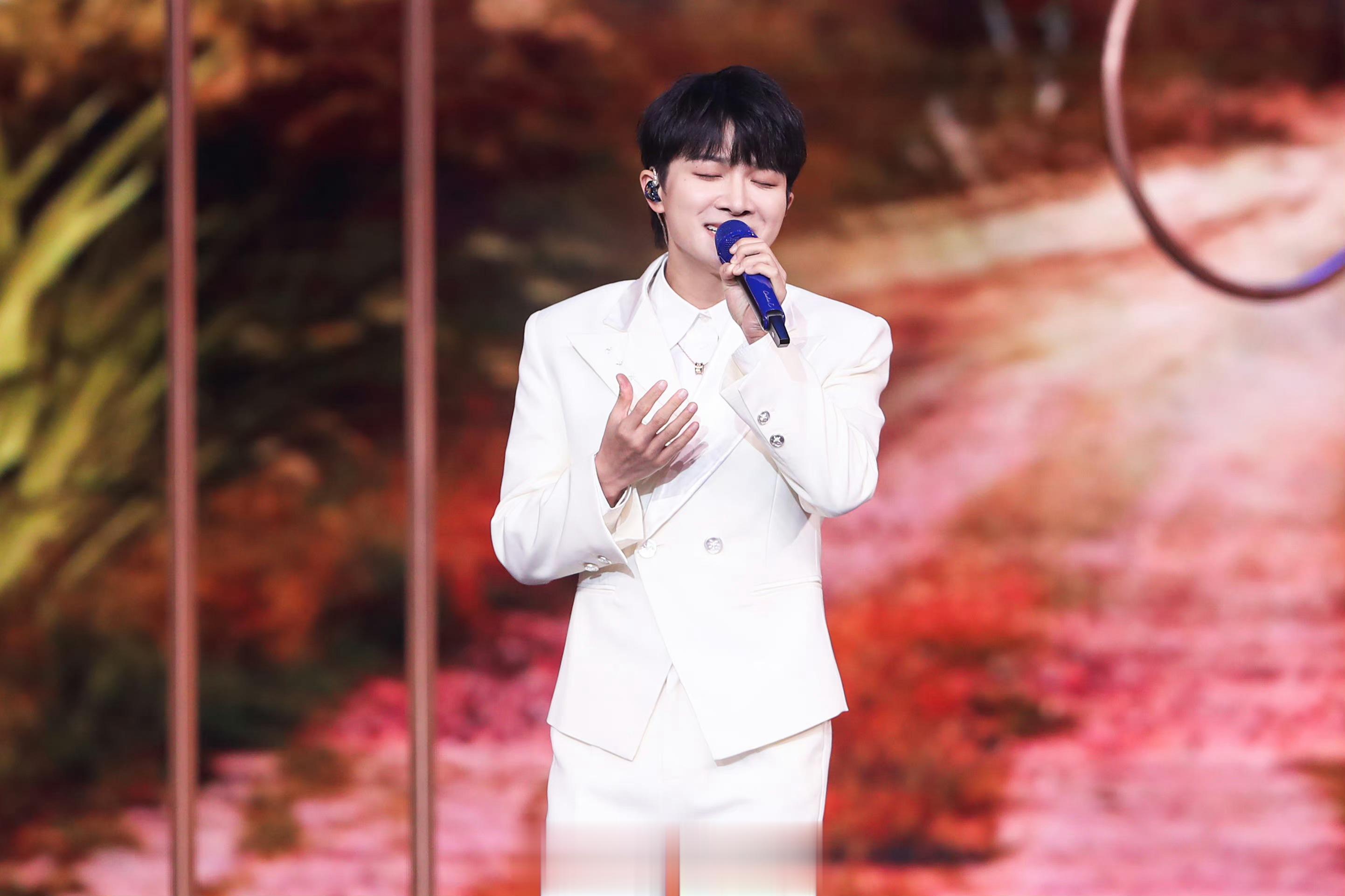 #周深[超话]# [照相机]#周深青岛凤凰音乐节# [2023.06.25]🌟