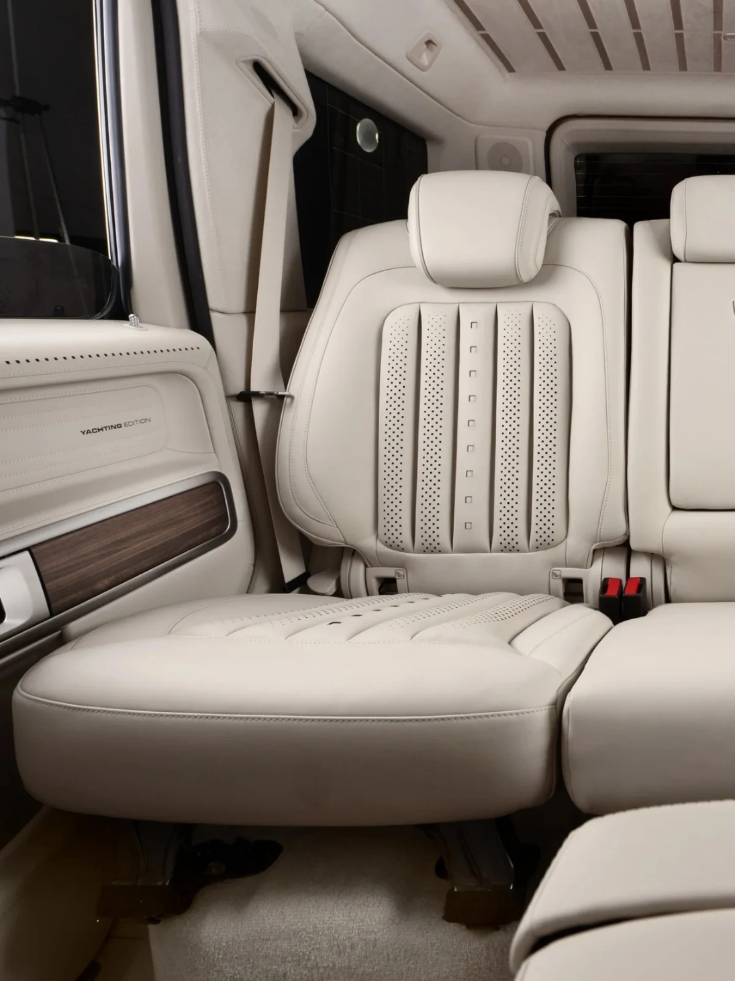 在Yachting Vintage的世界里，每一处细节都经过深思熟虑，而非仅仅流