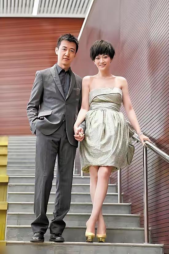 娱乐圈这对曾经的金童玉女，说的就是李小冉和鄢颇。当年李小冉为鄢颇付出很多，甚至多