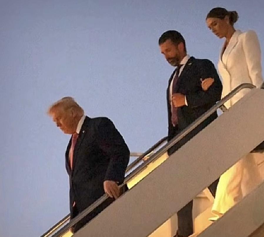 特朗普几乎每个周末都会飞回佛罗里达的海湖庄园，这种高频度的私人庄园度假模式，放眼