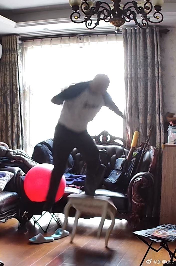 早上出门前换了个灯泡，幸亏视频回放有暂停键，不然就摔了… ​​​