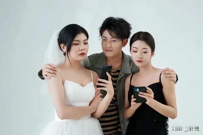 连着刷了好几天短剧，翻来覆去全是女人贪财、揪着彩礼不放、婚内出轨，甚至全家帮着瞒