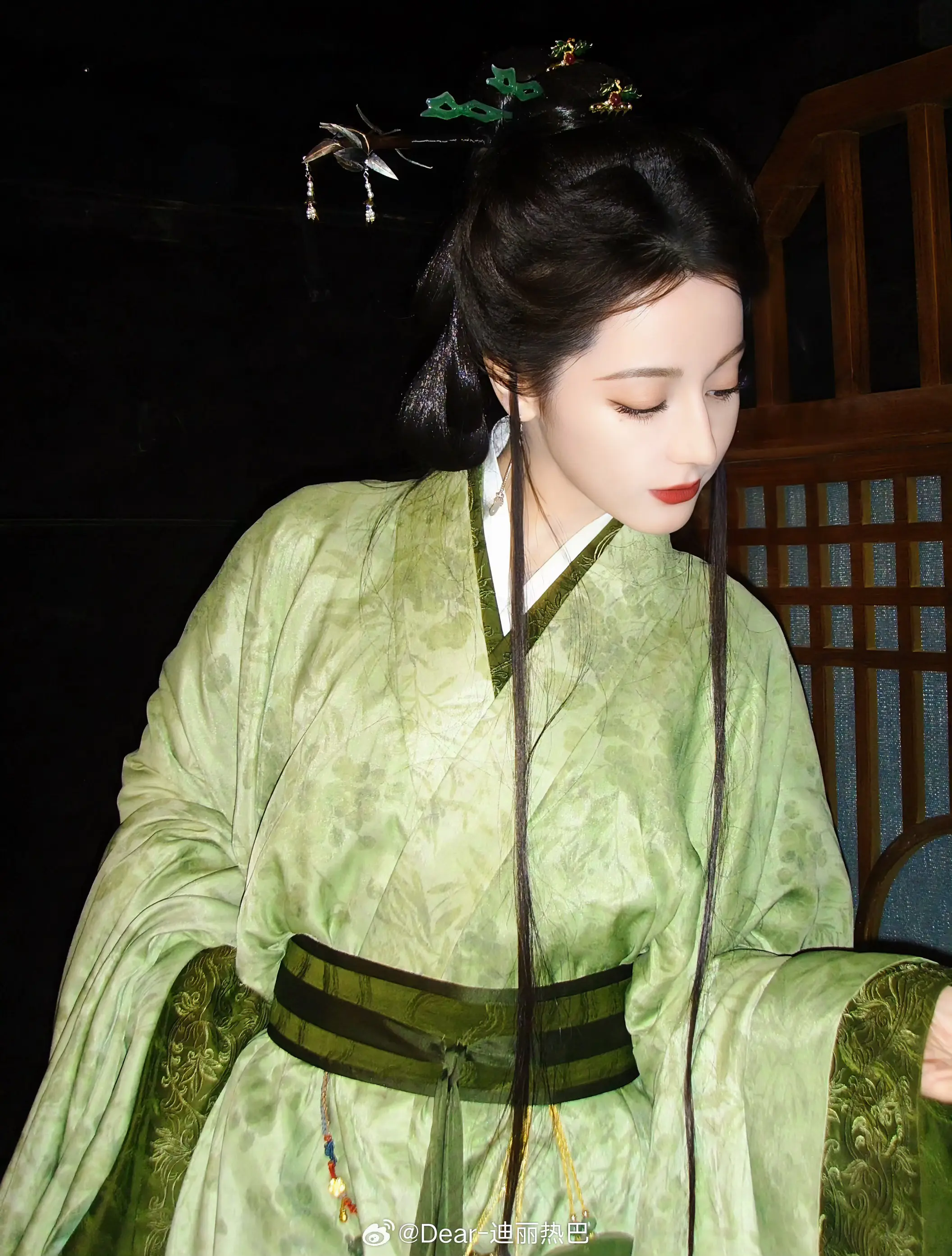 青衫烟雨客，恰似故人来