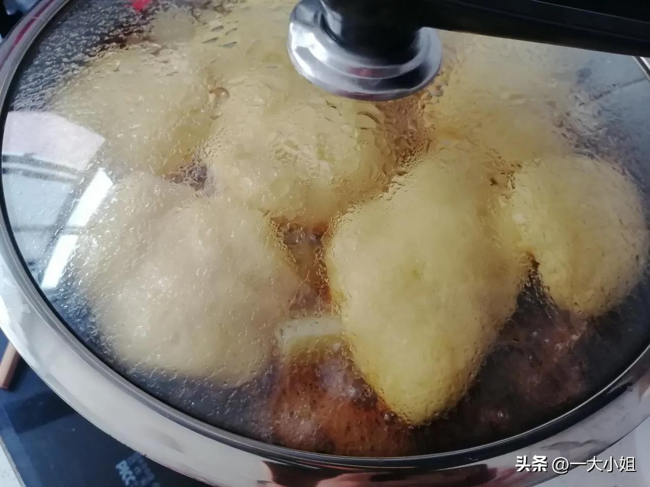 假装排骨贴饼子。
香辣排骨有了，
玉米面饼子也有了，
就是缺乏贴，
锅小，只能盖