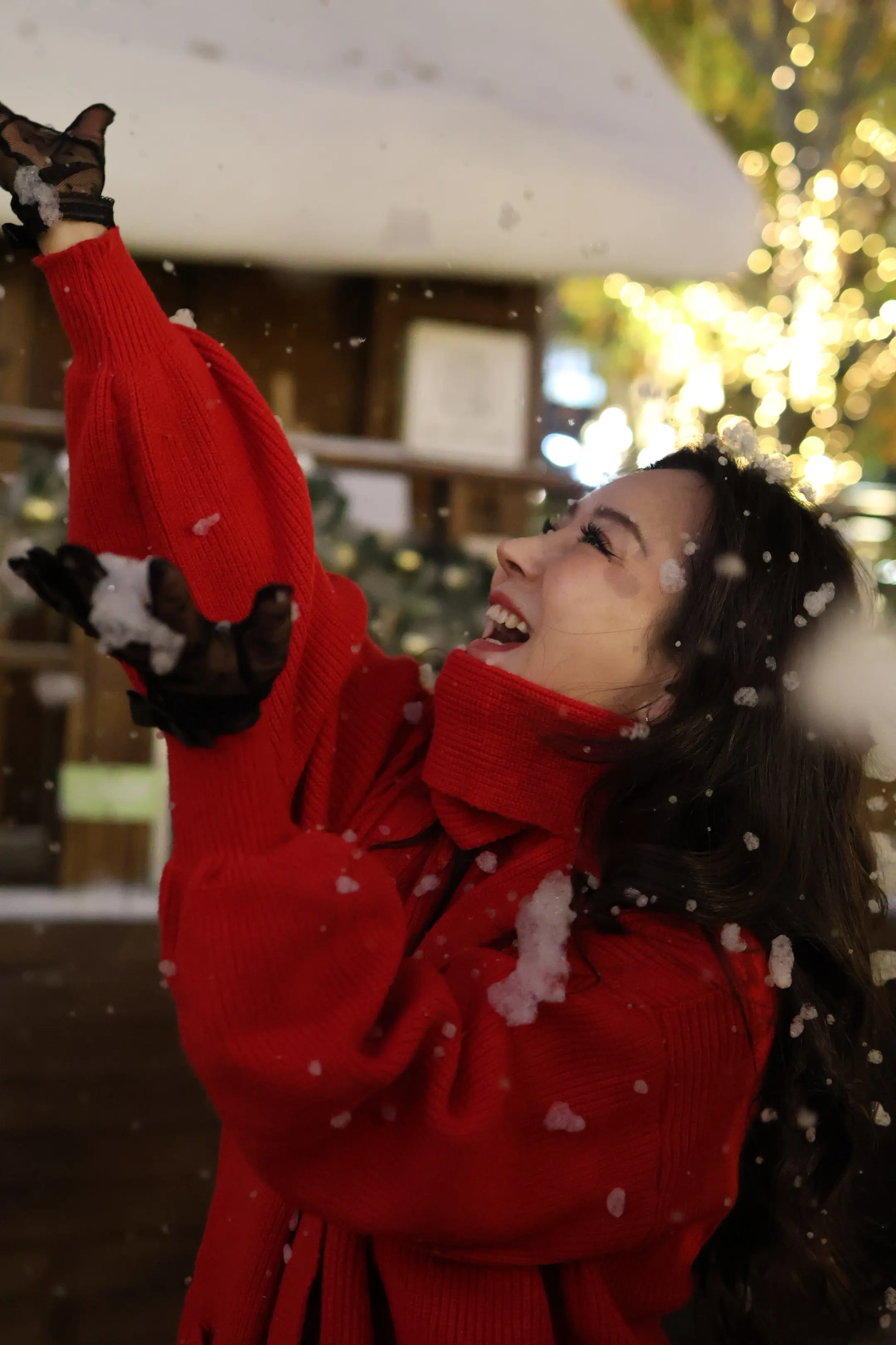 这首歌很适合配雪天的照片（苏州很少看见雪，就来一张人工雪的照片配上这音乐吧）
