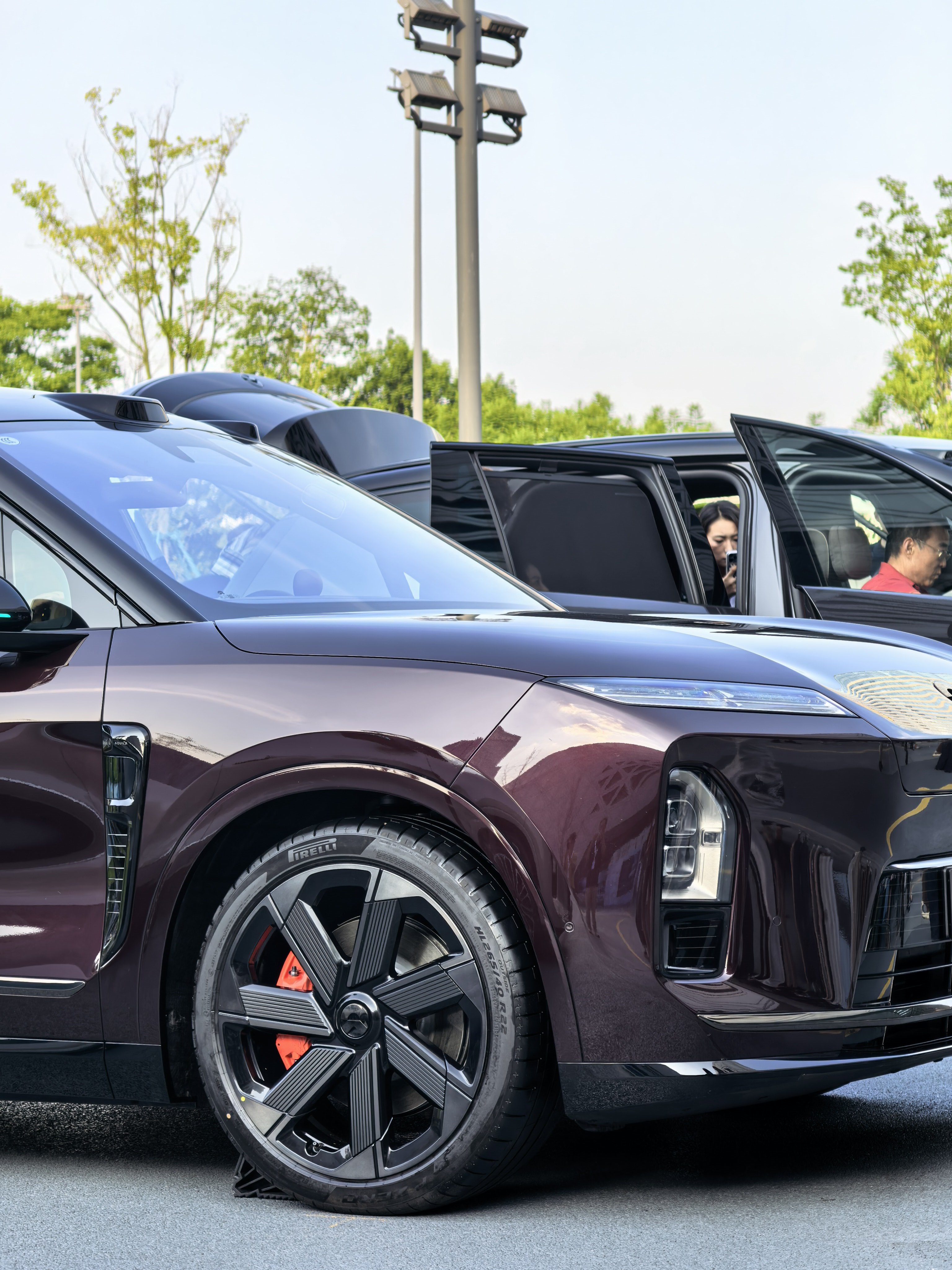 现场好多人看车，虽然很热。。。随手拍一组蔚来 ES8 五座版蔚来蔚来ES8蔚来E