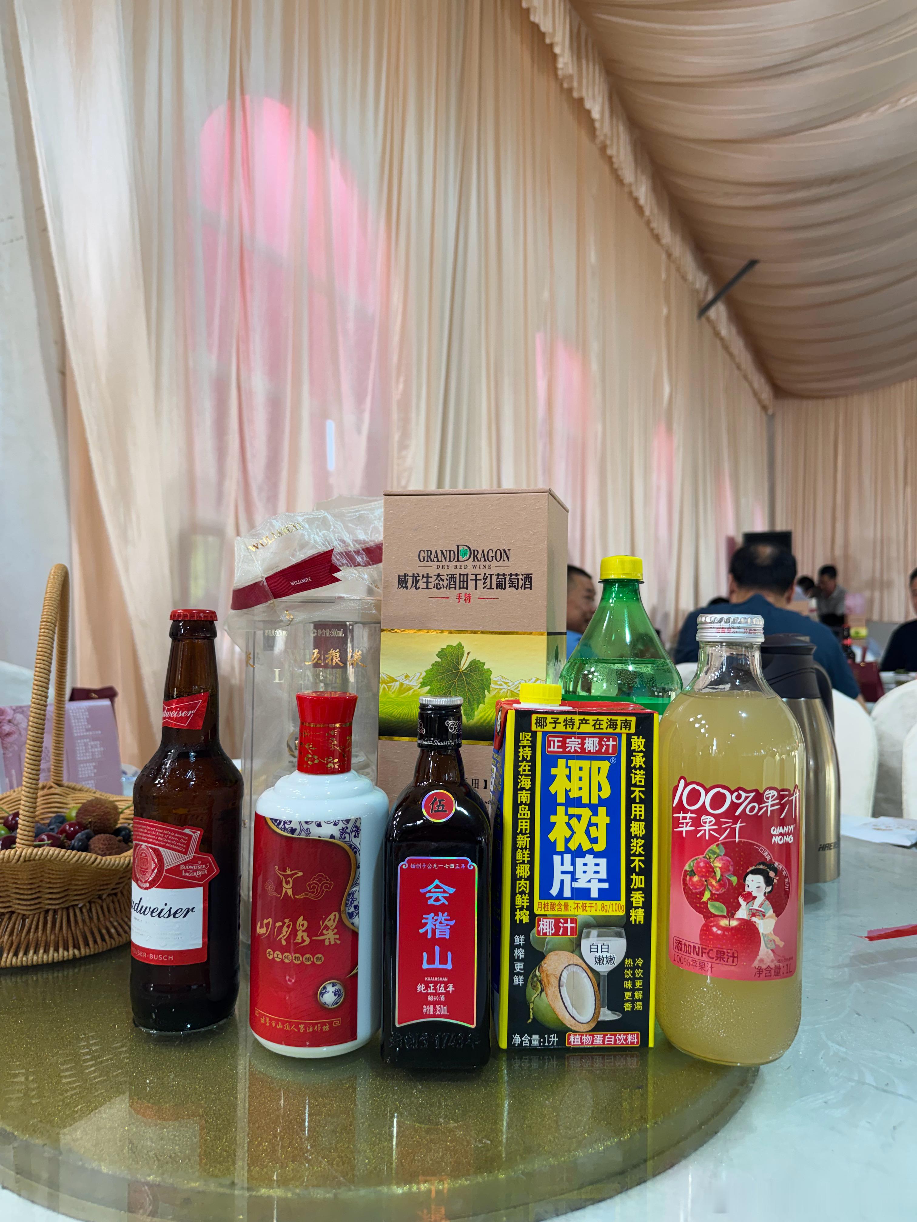 给大家看看我们诸暨农村的喜宴仪式还没开始，冷菜已经上这么多了标题 6 冷盘，列了