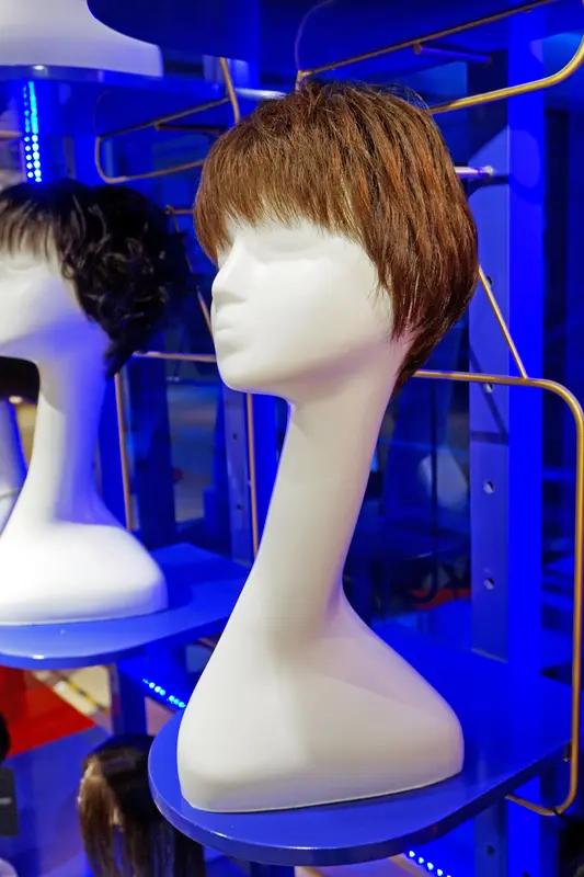 现在女生日常带假发的还挺多的。就我身边来说，十个女生里起码有三四个会戴假发。
有