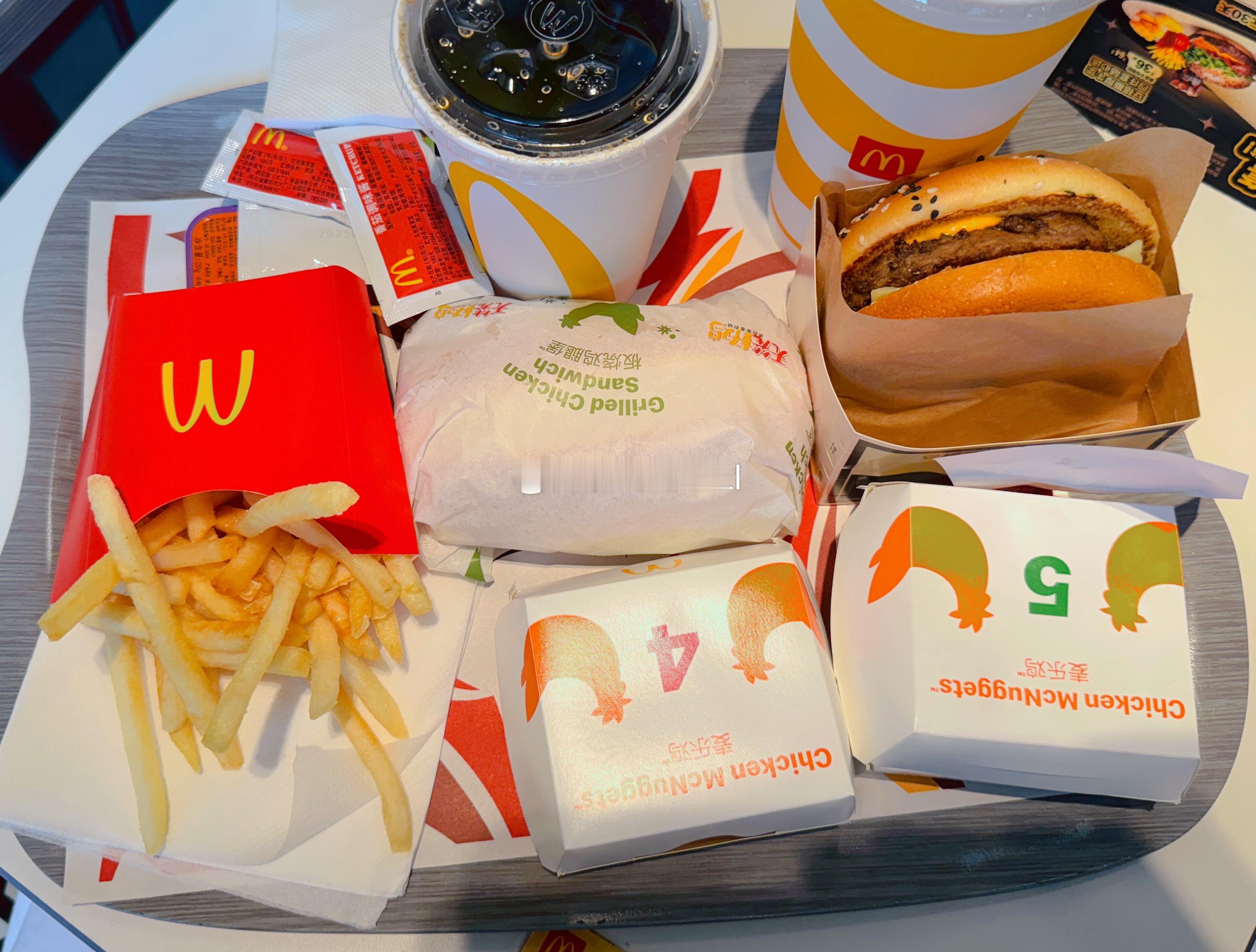 嘿嘿嘿[馋嘴]周末愉快哦🍔梦想家ALI ​​​