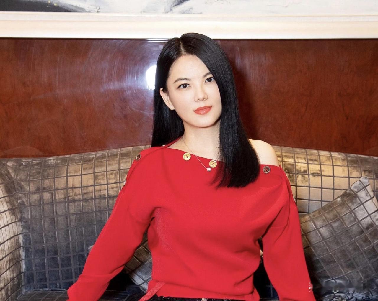 从湖南台一姐到全网禁关‼️李湘24小时跌落神坛，只因炫富太疯狂？
24小时内从主