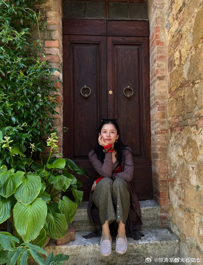 张婧仪托斯卡纳的艳阳下张婧仪18宫格托斯卡纳plog ​​​意式乡村的肌理藏在镜