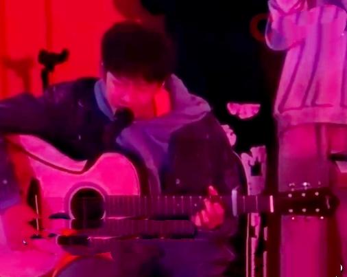 2026年1月10日，冉莹颖在社交平台分享了儿子邹明轩吉他弹唱的首演片段。
视频