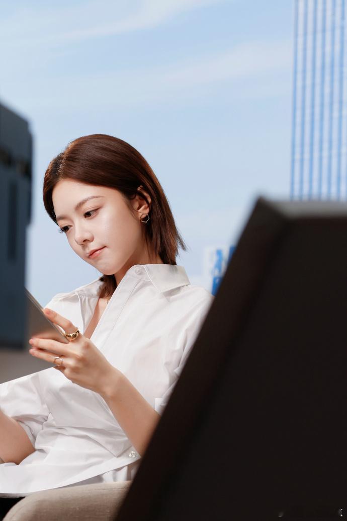 赵今麦姐感妹 赵今麦完全姐感妹，短发真的好清爽，是姐姐也是妹妹~ 