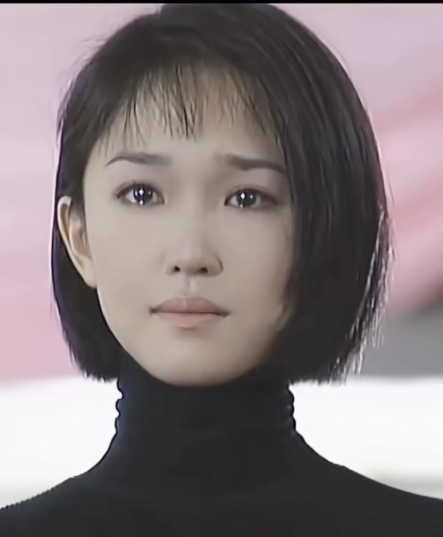 这是一位短发女生的照片。大家还记得她吗？多年不见了。这是什么剧呢？还有人记得吗？