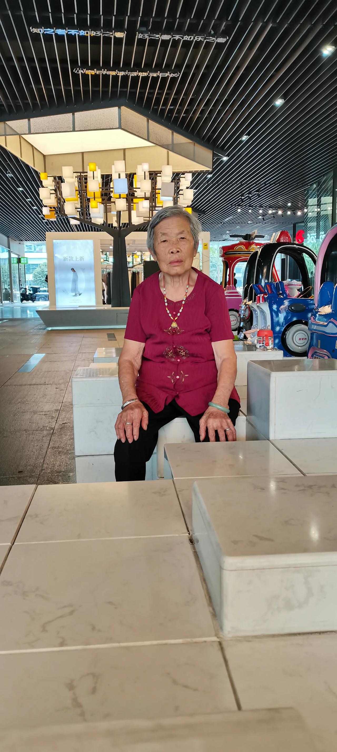 这次母亲来成都，是我没有想到的，毕竟90岁高龄了。小弟开车送来的，坐了将近3个小