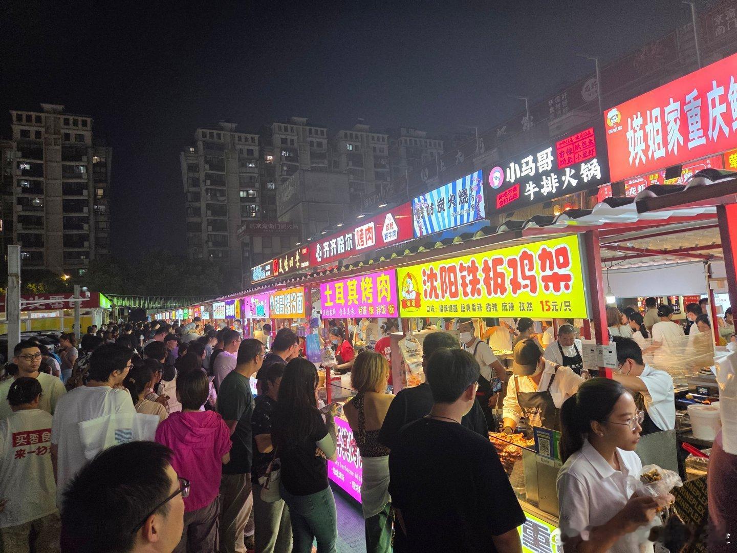 上海少有的烟火气，上海大学门口的大型夜市。人气超旺，一路吃吃吃，超级赞呀～（以及