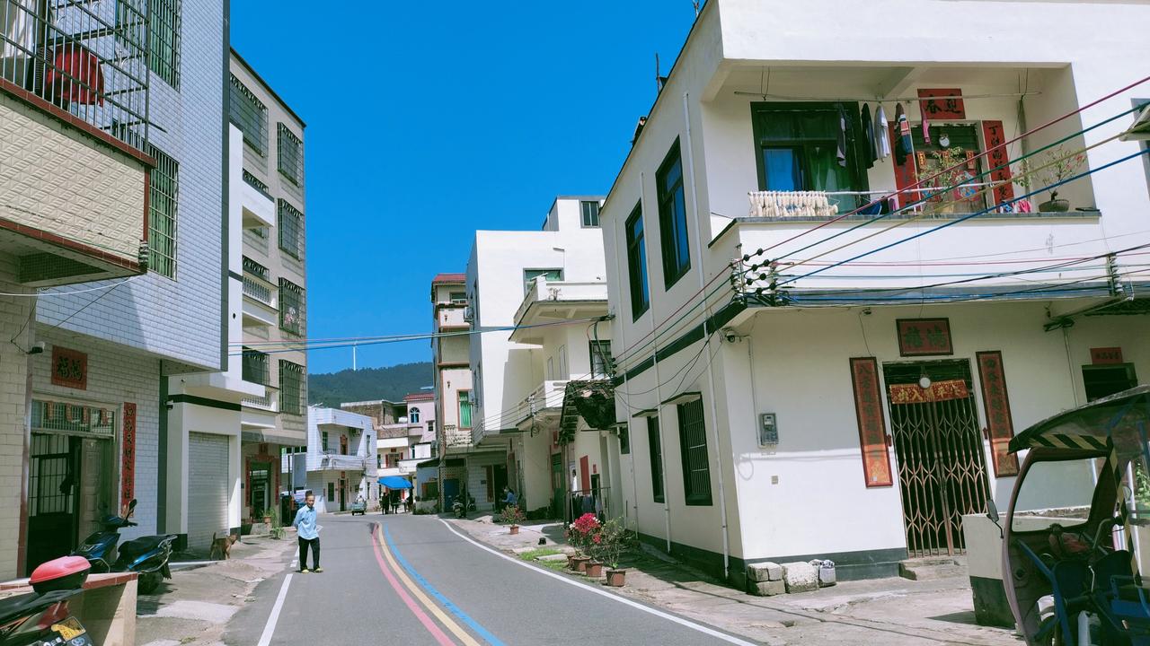 这彩线缠的巷，藏着我丢不掉的日子。
 
白墙贴着褪红的“福”字，像阿婆晒皱的笑脸